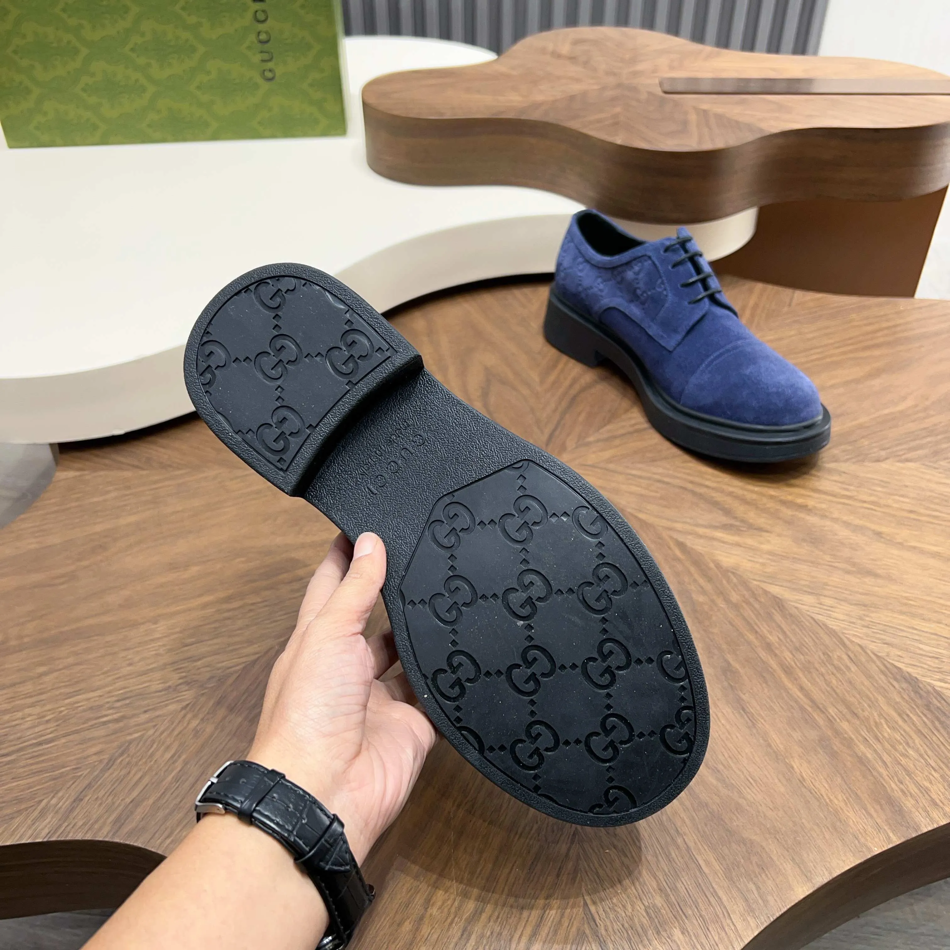 💰780 Gucci/Gucci new men’s lace-up shoes with GG details, matte cow leather derby shoes! The design of this men's lace-up shoe is rooted in the brand's heritage. Crafted from premium waxed cow leather, it is embellished with GG printed embossed suede leather details, a nod to Gucci's iconic monogram. The rubber sole decorated with GG pattern adds a touch of modern fashion to this design. Typical three-joint style design. European and American classic version, full calfskin lining. The overall upper texture is soft and the lining is comfortable and breathable. 2CM thickened soft rubber sole, easy to control. Versatile and stylish upper foot, multiple colors available to meet different matching needs, complete package! Size: 39-40-41-42-43-44 leather shoe size (38.45.46 can be customized)
